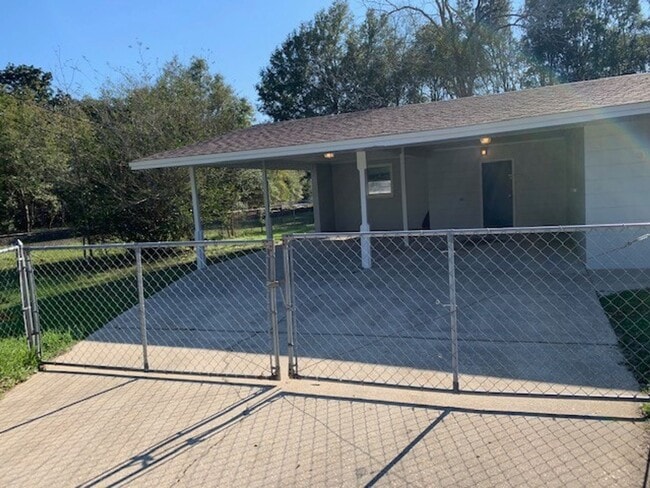 Building Photo - Great 2/1 in Pensacola!