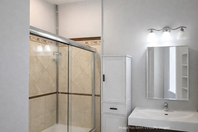 Building Photo - 852 N Paulina St