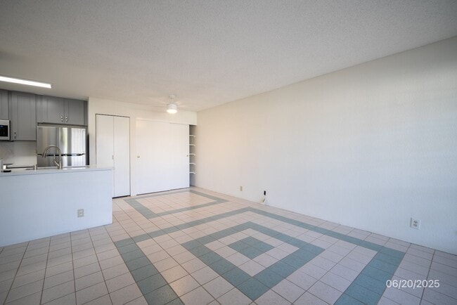 Building Photo - MOVE IN READY! 2/1.5/2 Renovated Unit, Cen...