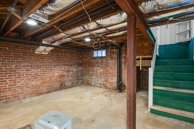 Building Photo - Standout 3-bed, 1.5-bath 1930s Richmond home full of vintage charm