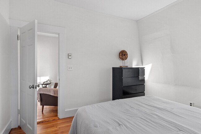 Building Photo - 54 Bonair St