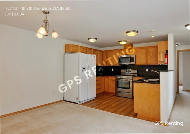 Building Photo - Shoreline Townhouse with great fenced yard