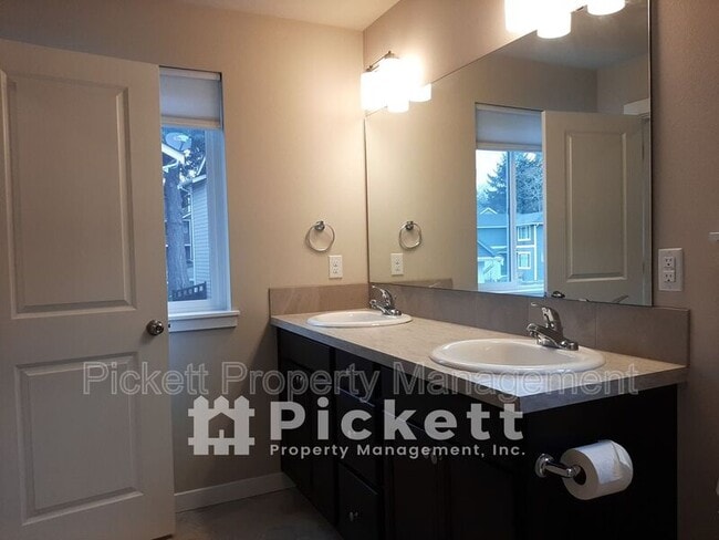 Building Photo - 1004 Samara St