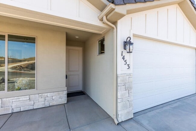 Building Photo - Painted Sands  3 Bedroom, 2 Bathroom Furnished Home