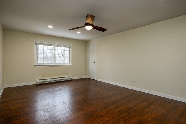 Building Photo - 529 Fox Run Ln