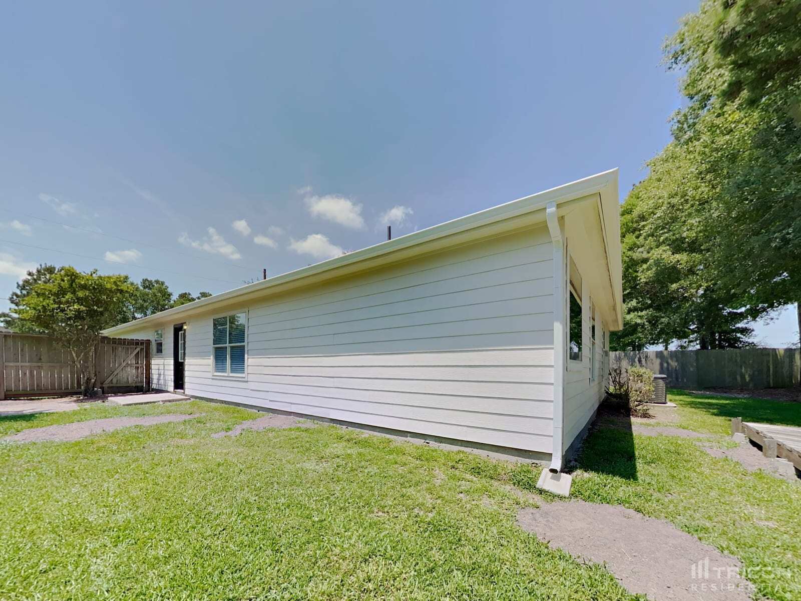 Building Photo - 16333 Sun View Ln