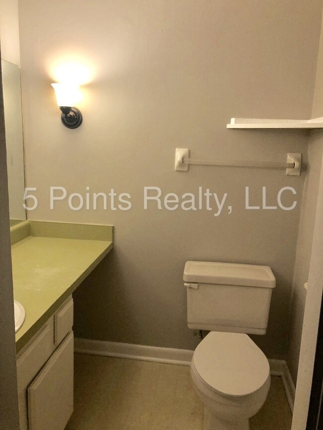 Building Photo - 420 Walton Ln