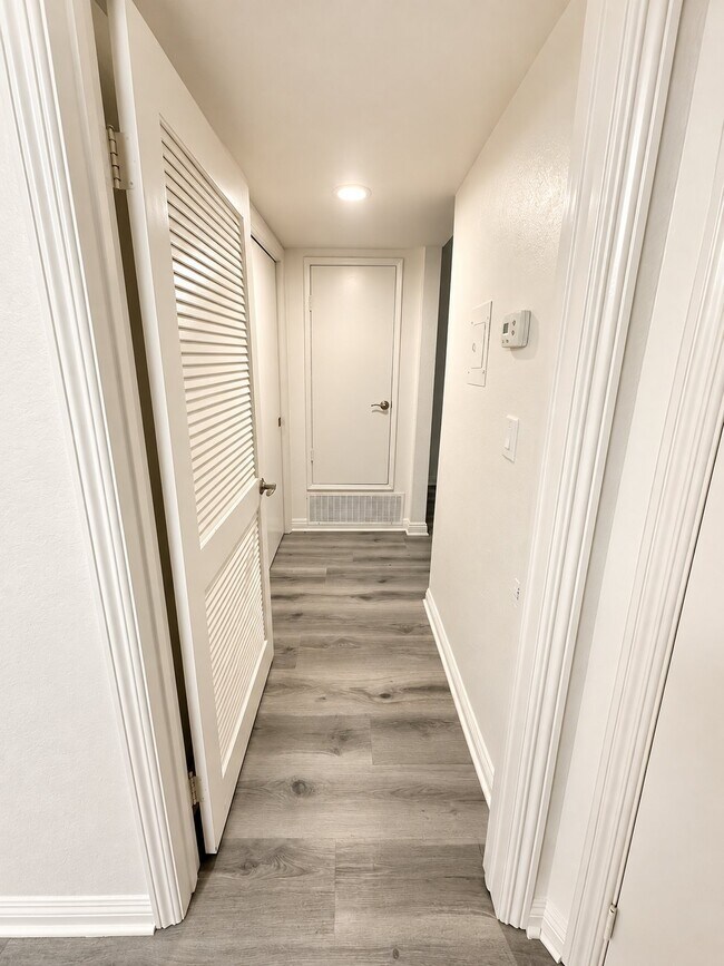 Building Photo - 15009 Moorpark St