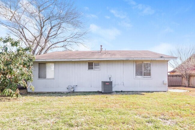 Building Photo - 15910 Blueridge Rd