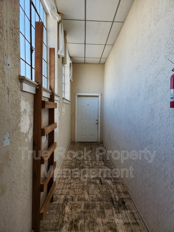 Building Photo - 208 E Main St