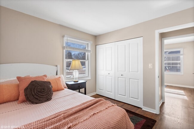 Building Photo - 1915 Farmington Ct