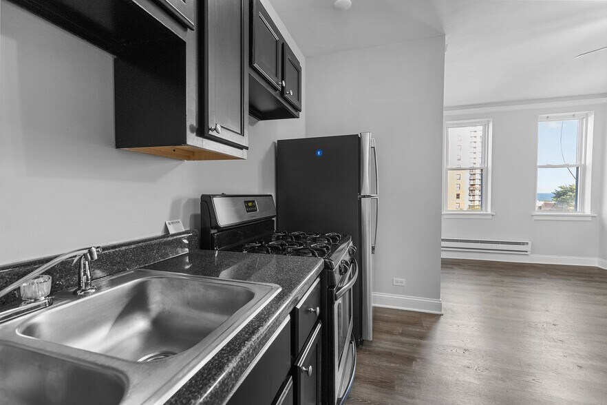 Building Photo - 5847 N Kenmore Ave