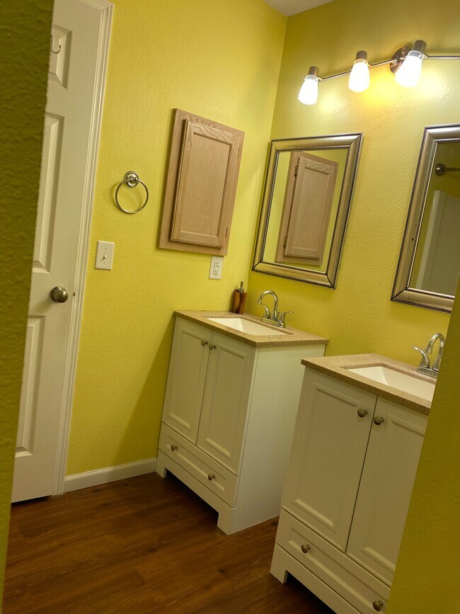 Master bathroom - 3089 W Mulberry St