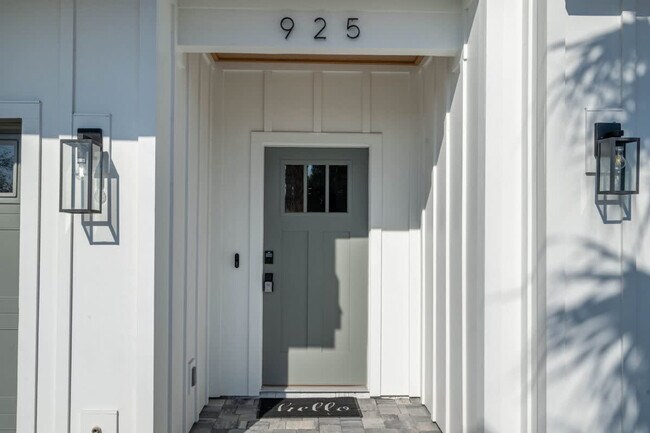Building Photo - 925 2nd Ave S