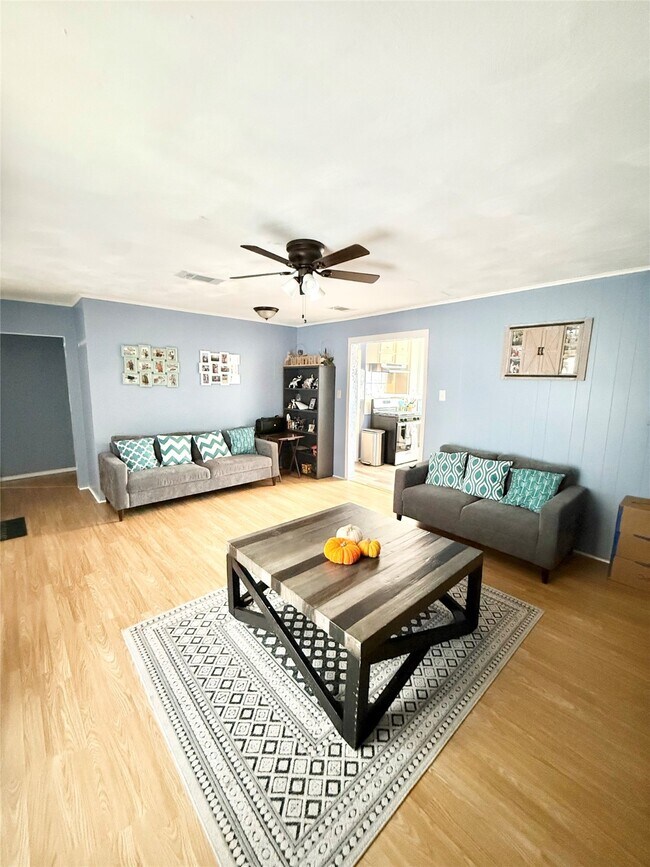 Building Photo - 521 Cypress Dr