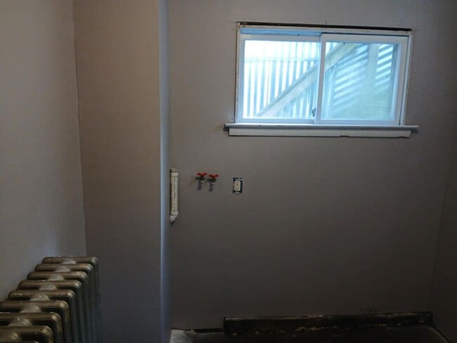 Building Photo - 4 bedroom 1 bathroom
