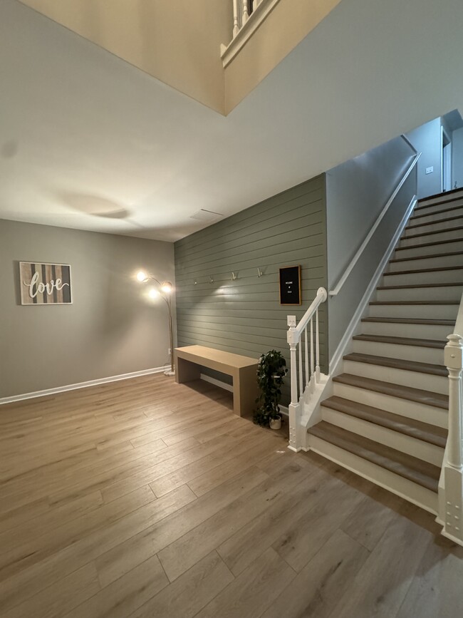 Entry/Mudroom - 5201 Village Ct