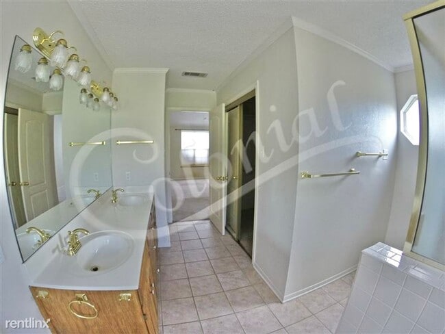 Building Photo - AVAILABLE JANUARY 15TH