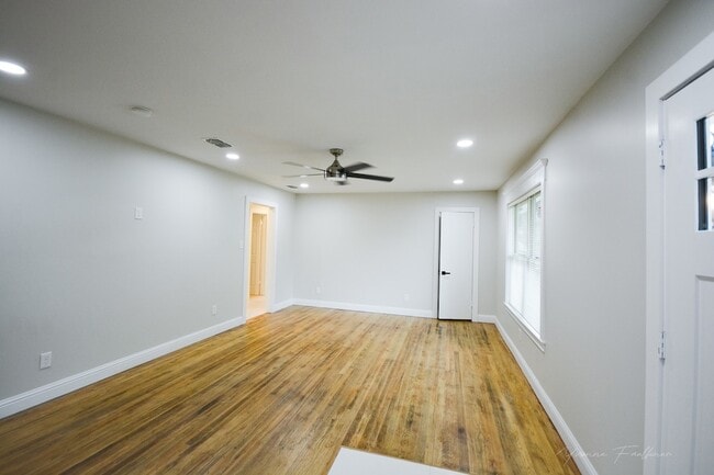 Building Photo - 722 E Strong Pkwy