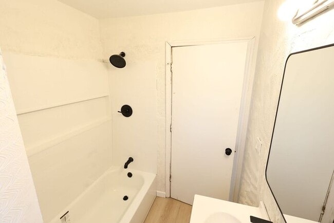 Building Photo - 686 East Ave