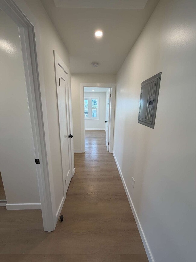Building Photo - Fully Remodeled 1 Bed + 1 Bath Upstairs Unit + In-Unit Laundry + AC
