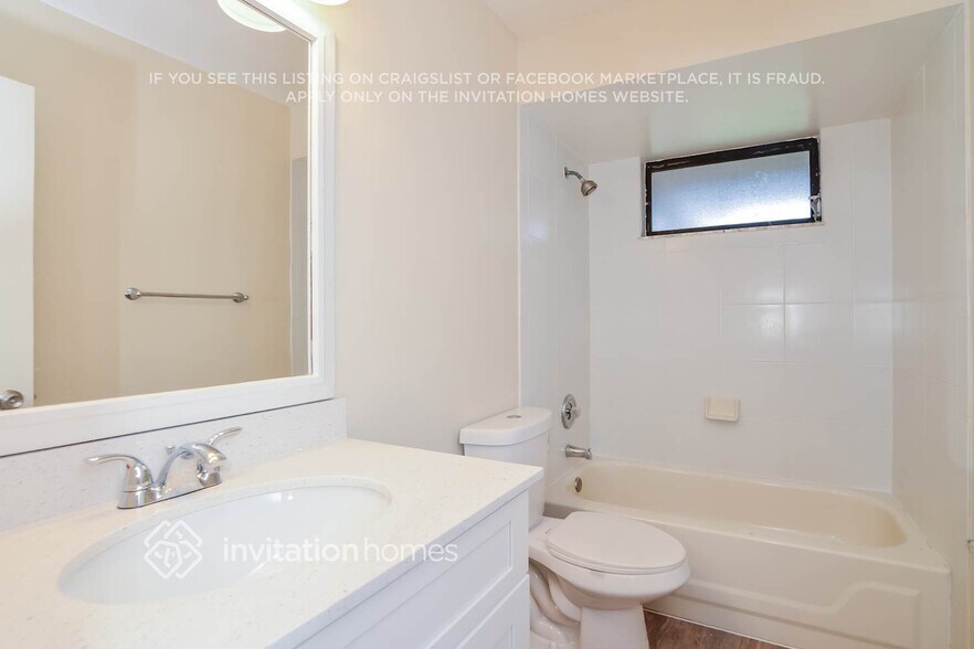 Building Photo - 203 N Lake Ct