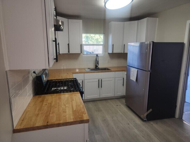 Building Photo - 3450 Cherokee Ave