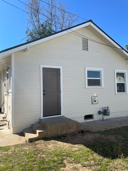 Side door entrance - 3036 Lemon St