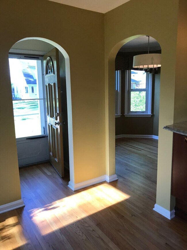 Building Photo - Comfortable house in prime location near the U of M Stadium!