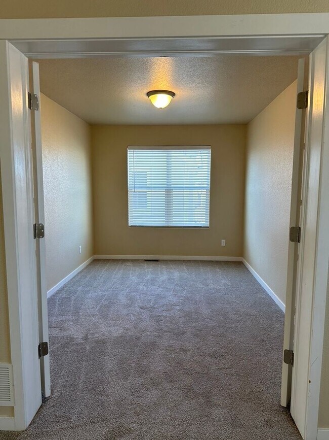 Building Photo - BEAUTIFUL 4BD HOME in NE COL SPGS w/ MAIN-LEVEL MASTER SUITE & AC - Security Deposit Alternative ...