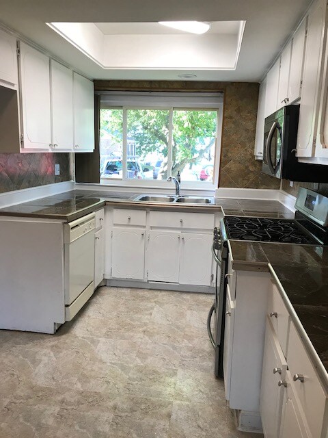 Building Photo - 37469 Charter Oaks Blvd