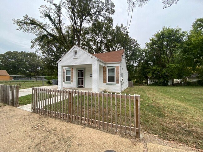 Primary Photo - Cute, updated 3 bed/1 bath bungalow