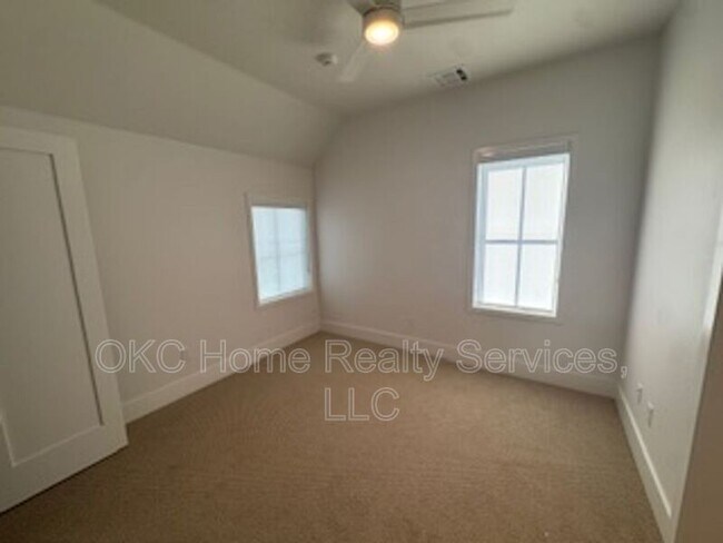 Building Photo - 1078 Hangar Dr