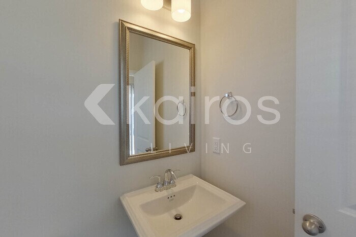 Building Photo - 2431 Banyan Cir