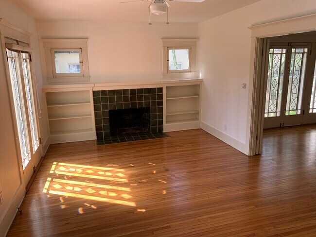 Building Photo - 847 Venezia Ave