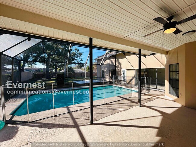 Building Photo - 6 Bed/4 Bath Home with Garage / Pet-Friendly / Available Now!