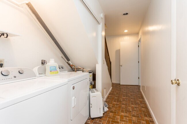 Building Photo - 1134 Mountain View Dr