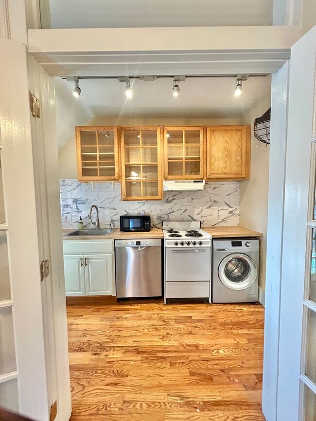 Building Photo - Charming Historic Condo in the Heart of Up...