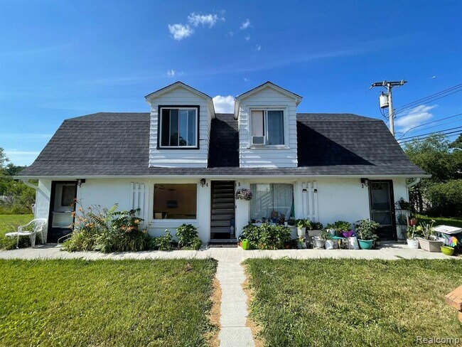 Primary Photo - 31136 W 10 Mile Rd