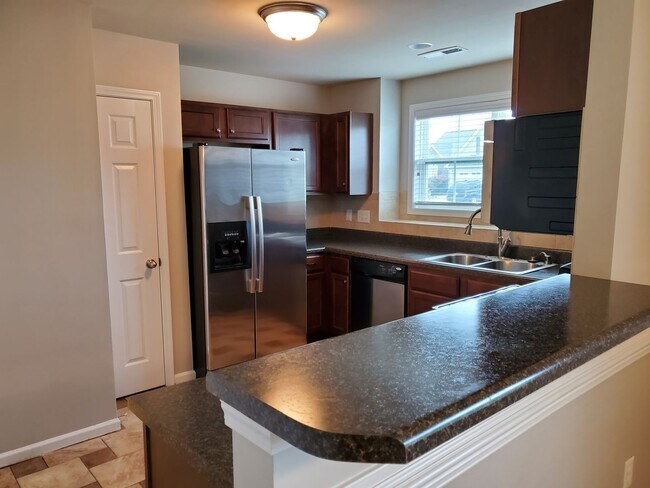 Building Photo - Beautiful Townhome 3 bed/2.5bath