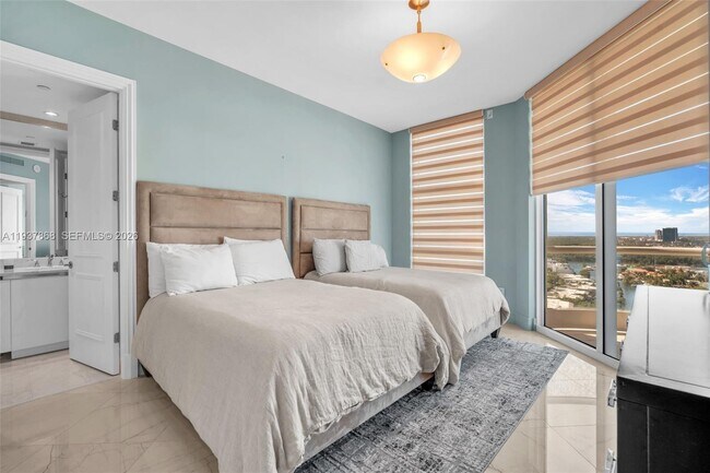 Building Photo - 16051 Collins Ave