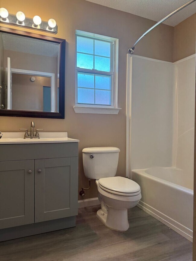 Building Photo - 4 BED / 2 BATH CENTRALLY LOCATED IN FORT WALTON BEACH