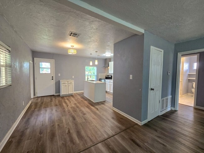 Building Photo - Cute 2 or 3 bedroom 1 bath near OBU
