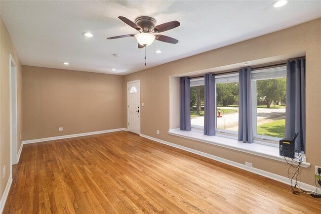 Building Photo - 305 Sunset Dr