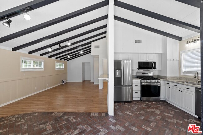 Building Photo - 5541 Fallbrook Ave