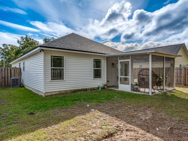 Building Photo - 3 Bedroom Home Available in Sopchoppy!