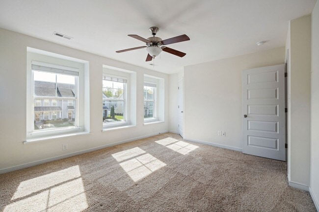 Building Photo - 3 Bedroom Corner Townhome!!! Available Early-Mid April****