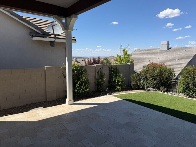 Building Photo - Gated Astoria Home
