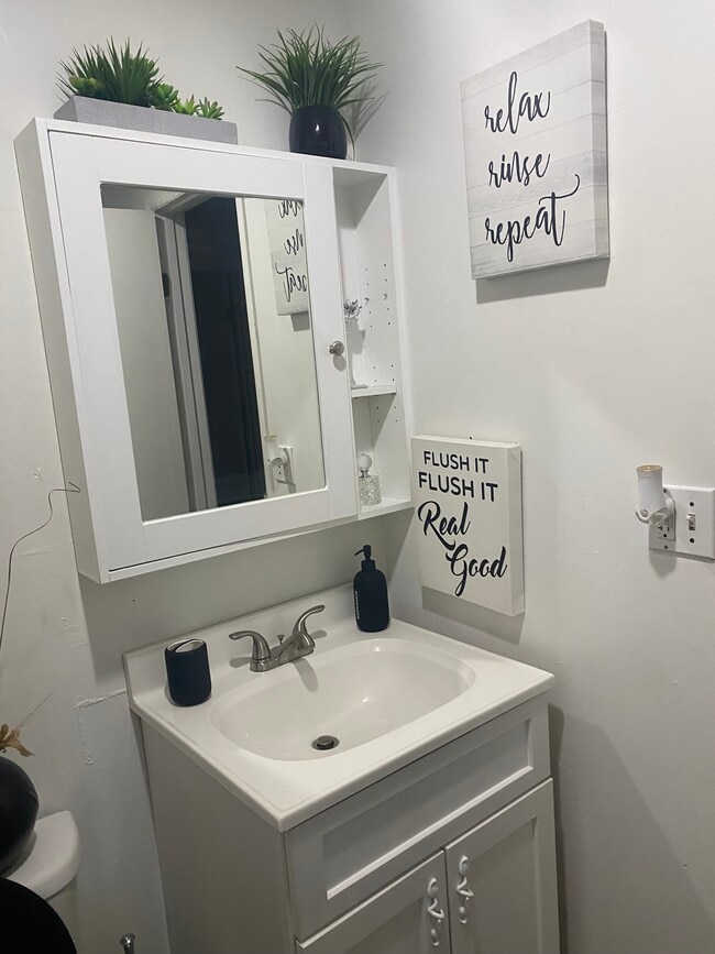 Building Photo - 458 Skokie Ln