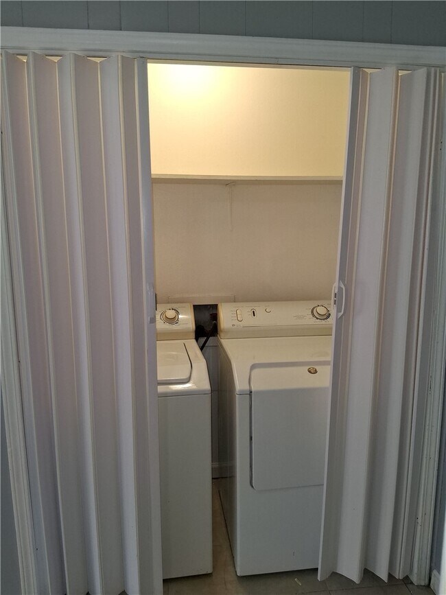 Building Photo - 407 Park St